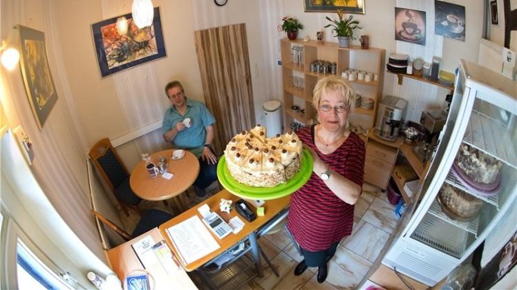 Cafebesitzerin Bärbel Brackmann steht in ihrem Cafe „Cafe (T)asse“ in Mönchevahlberg im Landkreis Wolfenbüttel. Hinten sitzt ihr Mann Uwe. Ihr Cafe ist nur 8,4 Quadratmeter groß und hat nur drei Sitzplätze. Jetzt soll das Mini-Cafe ins Guinness-Buch der Rekorde als „kleinstes Cafe Europas“ kommen. 