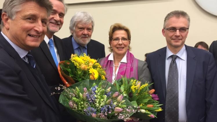 Katja Weber-Khan nach der Wahl zur Frauenbeauftragten – umrahmt von (von links) Fritz Brickwedde, Wolfgang Griesert, Josef Thöle und Frank Henning. 