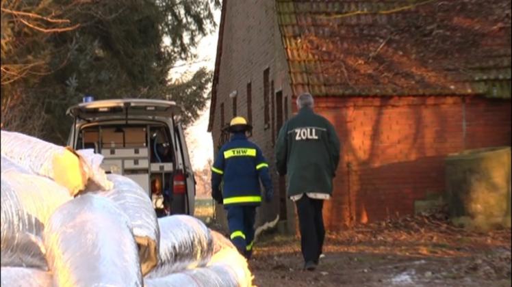 Großeinsatz für Zoll und THW: Zusammen mit Beamten der Polizei Leer hoben die Einsatzkräfte auf einem einsam gelegenen Bauernhof in Westoverledingen eine Marihuanaplantage aus. 