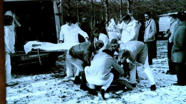 Sanitäter versorgen den britischen Co-Piloten, der sich mit dem Schleudersitz aus dem Kampfflugzeug retten konnte und im Gegensatz zu seinem Kameraden das Unglück überlebte. Archivfotos: Achim Köpp