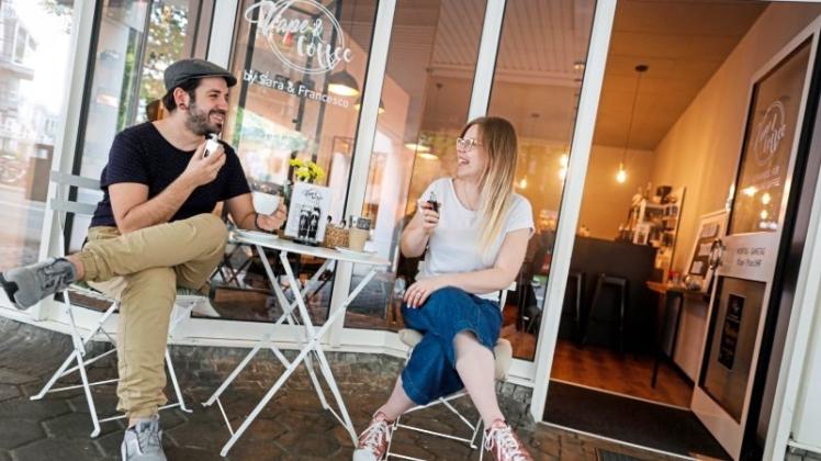 Sara Maria Nowak-Deias und ihr Mann Francesco haben in der Dielingerstraße in Osnabrück das Dampf-Café „Vape &amp; Coffee“ eröffnet. 