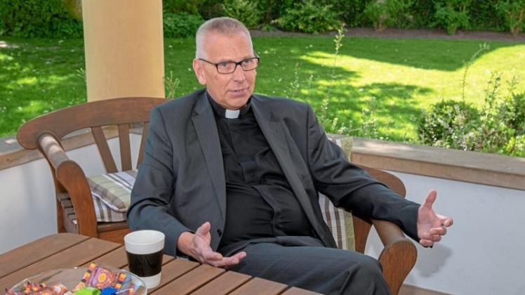 Pfarrer Stephan Höne ist der Neue im Pfarrhaus. Mit schwarzem Hemd und Kollar möchte er zu seinem Priesteramt stehen, ansprechbar sein. 