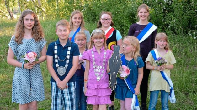 Anna Brüggemann (Mitte) ist neue Schleptruper Schützenkönigin bei den Kindern. Anna Brüggemann (Mitte) ist neue Schleptruper Schützenkönigin bei den Kindern.