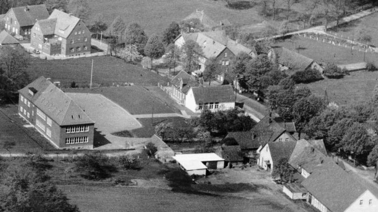 Lockere Bebauung in der Dorfmitte in den 1960ern. In der Bildmitte die alte Schule, darüber Gasthaus und Bäckerei Strößner. Die „neue Schule“ (am linken Bildrand) ist bereits um den Ostflügel erweitert worden. 