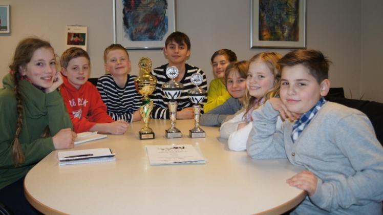 Delmenhorster Schachtalente (von links): Eske Albert, Ben-Luca Petri, Jonas Sinnhöfer, Lev Tarasyuk, Jari Reuker, Maximilian Rabe, Lilian Sinnhöfer, Erdem Ibal sowie der auf dem Foto fehlende Anton Fink. Delmenhorster Schachtalente (von links): Eske Albert, Ben-Luca Petri, Jonas Sinnhöfer, Lev Tarasyuk, Jari Reuker, Maximilian Rabe, Lilian Sinnhöfer, Erdem Ibal sowie der auf dem Foto fehlende Anton Fink.
