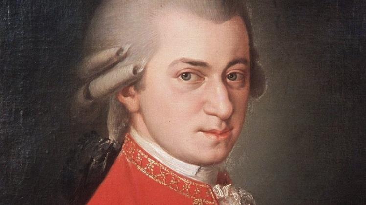 Aufnahme eines Porträts in Öl des Komponisten Wolfgang Amadeus Mozart (1756 - 1791), das im Jahre 1819 gemalt wurde. 1761 schreibt er als Fünfjähriger seine ersten Kompositionen, zwei Jahre später startet er eine dreieinhalbjährige Europa-Tournee. 
