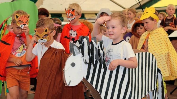 Mit dem Musical „Das kleine Ich bin Ich“ begeisterten die fantastisch kostümierten Kinder anlässlich des 50-jährigen Jubiläums der Kindertagesstätte St. Vitus in Lünne im großen Festzelt rund 600 Zuschauer. 