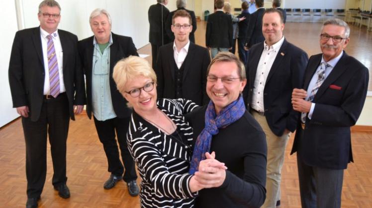 Elisabeth Vosseler (TSZ Delmenhorst) und Tanzschulbetreiber Jacek Lenard (vorne) tanzen schon mal los, worüber sich (von links) Jochem Flege (Tanzsportabteilung des TV Jahn), Veranstalter Heinz Bußmann, Philipp Hanenkamp (Delme Tanzlounge) sowie Martin Buß und Heribert Schorn vom Sponsor Möbel Buss freuen. Elisabeth Vosseler (TSZ Delmenhorst) und Tanzschulbetreiber Jacek Lenard (vorne) tanzen schon mal los, worüber sich (von links) Jochem Flege (Tanzsportabteilung des TV Jahn), Veranstalter Heinz Bußmann, Philipp Hanenkamp (Delme Tanzlounge) sowie Martin Buß und Heribert Schorn vom Sponsor Möbel Buss freuen.