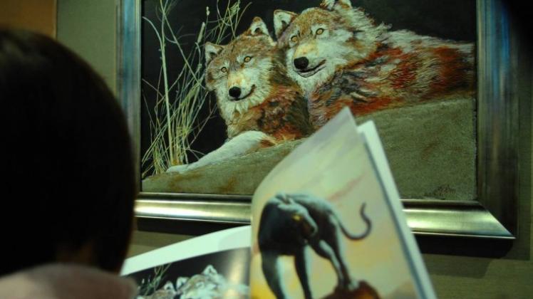 Noch auf dem Bild sehen sie so richtig unheimlich aus: Gemälde mit Wölfen in einer Kunstausstellung. 