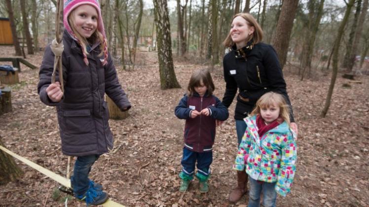 Draußen klettern, Gleichgesinnte treffen: Rebecca Simon betreut hochbegabte Kinder beim Familientag im Jugendhof Steinkimmen. Draußen klettern, Gleichgesinnte treffen: Rebecca Simon betreut hochbegabte Kinder beim Familientag im Jugendhof Steinkimmen.