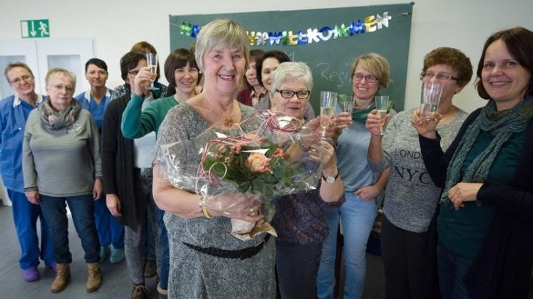 Blumen und ein Prosit zum Abschied: Regine Hagen verabschiedet sich im Blauen Salon des JHD in Deichhorst nach 48 Dienstjahren als Hebamme von ihren Kolleginnen. 