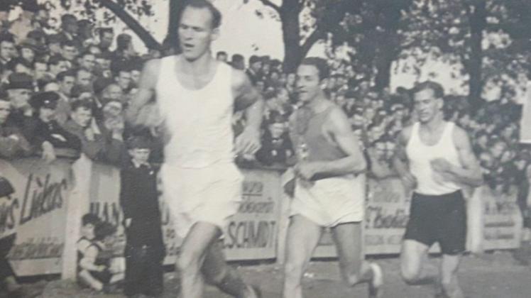 Früher keine Seltenheit: Bei den Fußballspielen gab es regelmäßig leichtathletische Pausenunterhaltung – wie hier bei einem 300-Meter-Lauf mit Günther Schulenberg (links) an der Spitze.  