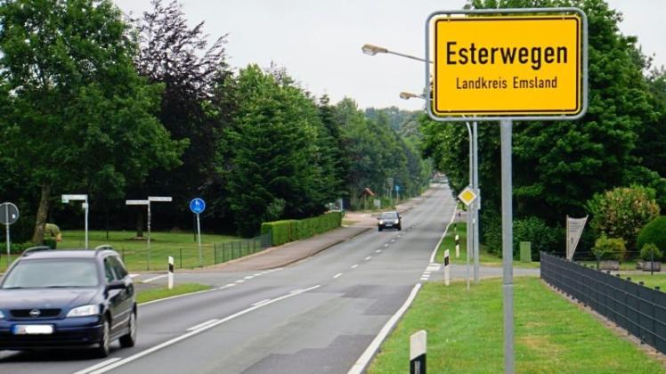 Das Ortsschild in Esterwegen steht nun an der Hauptstraße kurz vor/hinter der Straße Hinterm Berg. 