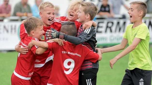 Strahlende Gewinner: Die Wallenhorster F-Jugend bejubelt den 1:0-Endspielsieg. 