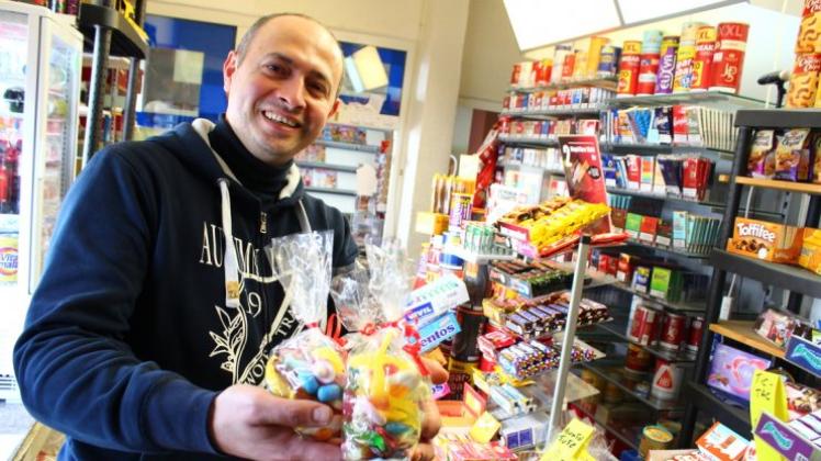 Noch immer ein Renner: Marian Adonis Krause (40) verkauft in seinem Kiosk an der Oldenburger Straße bunte Tüten. Das klassische Kiosksortiment alleine, sagt er, funktioniere aber nicht mehr.  