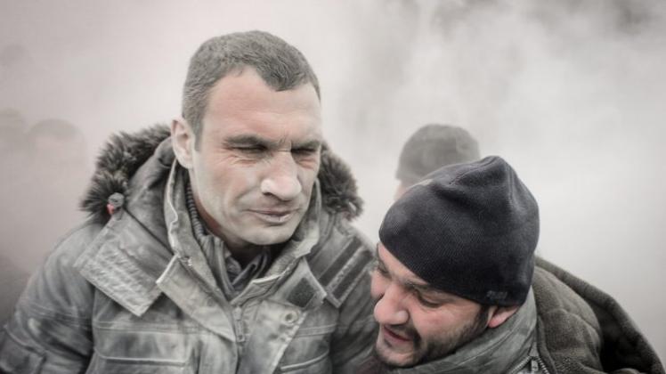 Vitali Klitschko (links) bei einer Demonstration auf dem Maidan in Kiew am 19. Januar 2014. Die Polizei setzte damals Tränengas ein. 