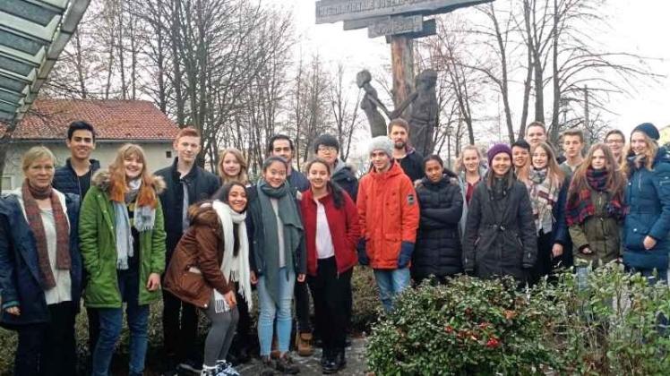 20 Jugendliche aus der ganzen Welt, darunter zehn Schüler des Max-Planck-Gymnasiums, besuchten die Gedenkstätte in Auschwitz. 