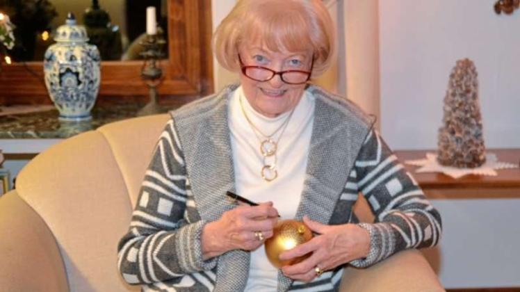 Mit viel Sorgfalt und Konzentration beschriftet Ursula Karnbrock Jahr für Jahr Weihnachtskugeln, die zum Advent käuflich erworben werden können und deren Erlös einem guten Zweck zugeführt wird. 