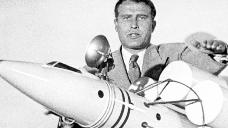 Visionär: Wernher von Braun mit dem Modell eines Raketen-Raumschiffs. 