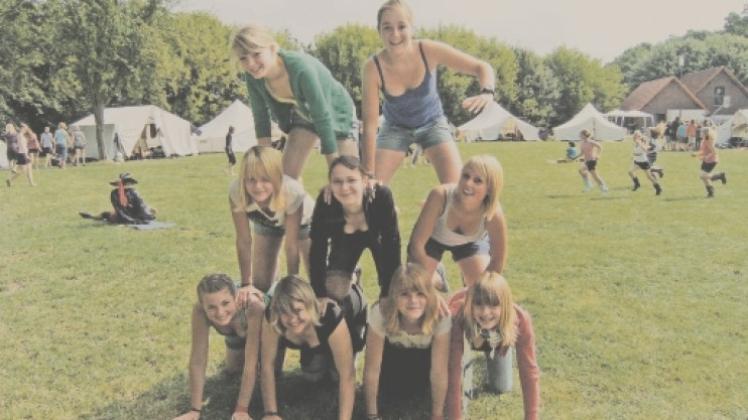 Sportlich akrobatisch ging es auch zu im Hagener Zeltlager, wie diese Mädchen mit ihrer Pyramide beweisen. 