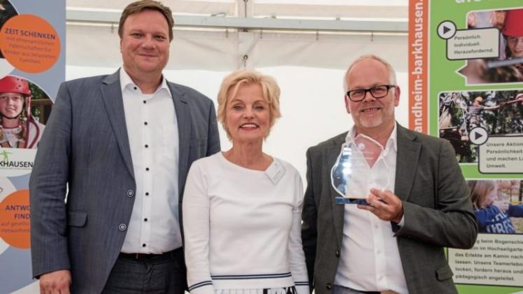 Bürgermeister Timo Natemeyer, Ingrid Ehlerding und Architekt Jens Giesecke bei der Preisverleihung des Architektenwettbewerbs. 