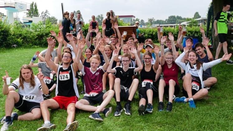 Schüler und Lehrer des Lingener Gymnasiums Georgianum freuten sich über ihre Erfolge beim Triathlon in Melle. 