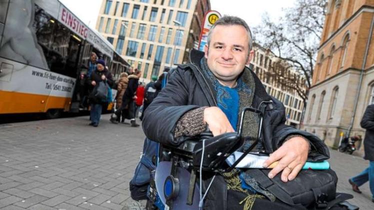 E-Rollstuhlfahrer Wolfram Giese wurde Anfang Dezember die Mitfahrt in einem Osnabrücker Bus verweigert. Inzwischen haben sich die Stadtwerke Osnabrück für den Vorfall entschuldigt. 