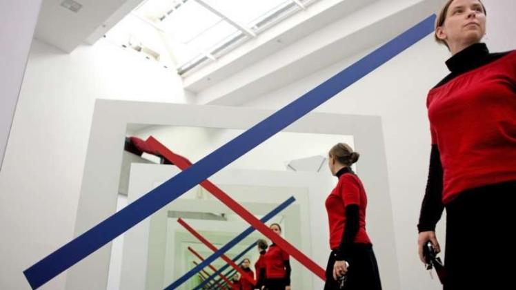 Einfach und doch unendlich: Eine Museumsmitarbeiterin spiegelt sich 2008 in der Kunsthalle in Düsseldorf in der „Endlosen Überkreuzung Blau/Rot auf zwei Spiegeln“ (1986) des deutschen Bildhauers Reiner Ruthenbeck. 