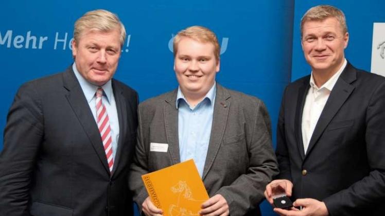 Erfahrung in Hannover gesammelt hat Henrik Duchscherer, im Bild mit dem Landesvorsitzenden der CDU in Niedersachsen, Bernd Althusmann (links), und dem Generalsekretär der CDU in Niedersachsen, Landtagsabgeordneter Ulf Thiele (rechts). 