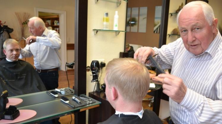 Arthur Krüger schneidet seit 60 Jahren Haare, die längste Zeit im heutigen Salon Sudbrink. Kai Schoop ist Stammkunde. 