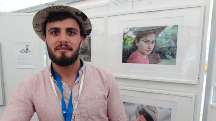 Der syrische Fotograf Najem Al-Khalaf begleitet die Ausstellung seiner Fotografien „Kinder auf der Flucht“ im Zelt von „Arts by Children“ an der Marienstraße. 