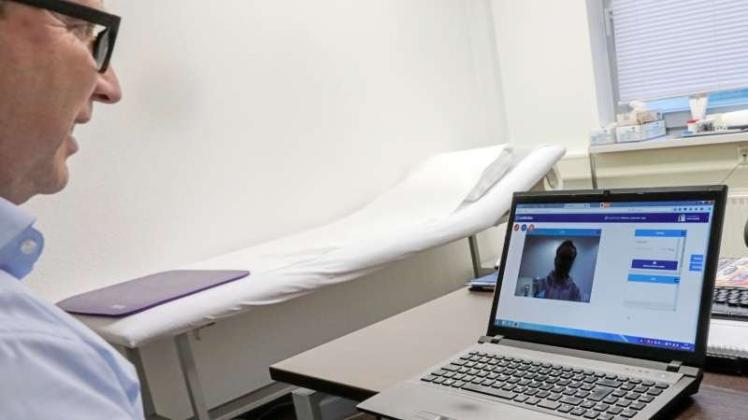 Der Osnabrücker Hausarzt Micha Neubert bietet seinen Patienten ab sofort eine Video-Sprechstunde per Internet an. 