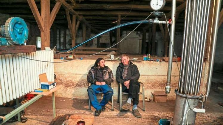 Altreifenpyrolyse: Andree Röper (l.) und Helmut Haneklaus haben eine Anlage zum kompletten Recycling von Altreifen in einem ehemaligen Schweinestall aufgebaut. Altreifenpyrolyse: Andree Röper (l.) und Helmut Haneklaus haben eine Anlage zum kompletten Recycling von Altreifen in einem ehemaligen Schweinestall aufgebaut.