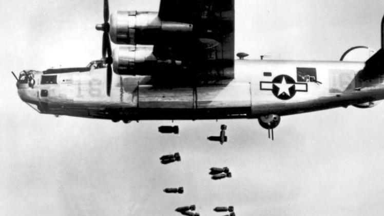 Mit 18482 Maschinen war die B-24 das im Zweiten Weltkrieg meistgebaute amerikanische Bombenflugzeug. Die Maschine mit Namen „Shack Rabbit“ ist am 6. März 1944 über dem südlichen Emsland abgeschossen worden, sechs der zehn Besatzungsmitglieder sind seitdem spurlos verschwunden. Hier eine B-24 am 19. März 1945 über Muhldorf.