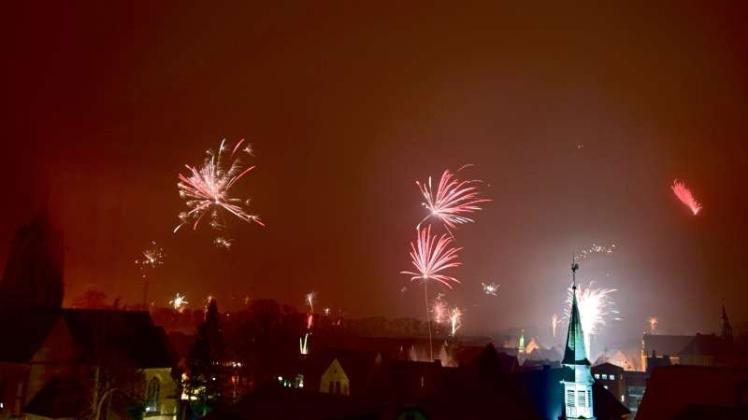 Feuerwerk über der Altstadt von Meppen. 