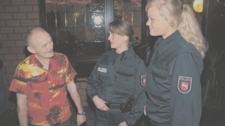Charme-Offensive: „Hawaii-Hubert“ Böhmann mit Andrea Kampmeyer und Maren Bockstette von der Osnabrücker Bereitschaftspolizei (von links). 