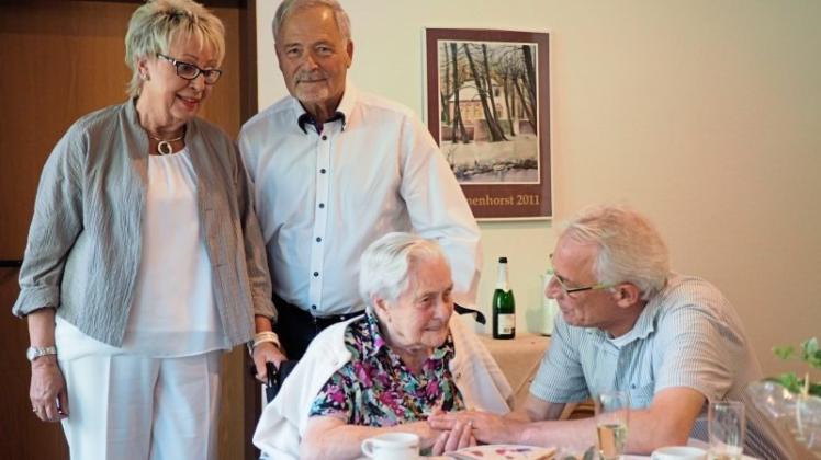 Erika Ruppel mit Sohn Uwe, seiner Partnerin Erika Baschulewski und Oberbürgermeister Axel Jahnz bei ihrem 104. Geburtstag. 