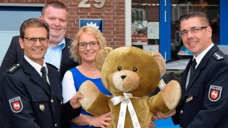 Heinz Defayay (2. von links) und Stephan Bohlken (5. von links) bedankten sich für die Teddy-Spende bei Klaus und Claudia Akkermann von der Firma Akkermann. 