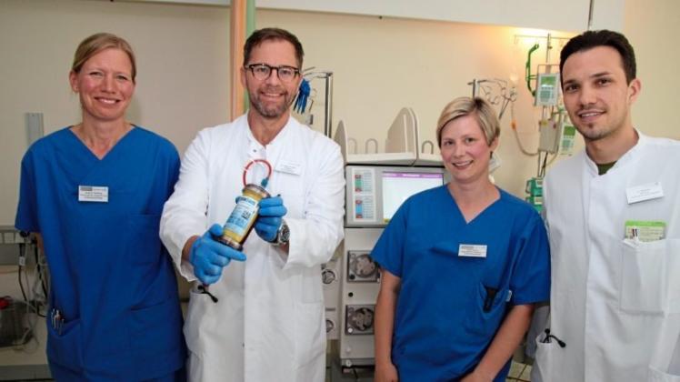 Stellten das neue Verfahren vor: Gudrun Swafing (Fachkraft Intensiv- und Anästhesiepflege), Chefarzt Dr. Sebastian Ellis, Karin Dahm (Fachkraft Intensiv- und Anästhesiepflege) und Oberarzt Damir Tabakovic (von links). 