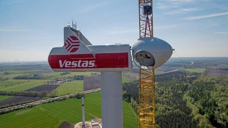 Der Windpark Rieste, gebaut und betrieben von den Stadtwerken Osnabrück. Der Verkauf von 24,9 Prozent der Anteile beschert den Stadtwerken einen satten Jahresüberschuss. Das Foto entstand 2016 bei der Montage eines 140 Meter hohen Windrades. 