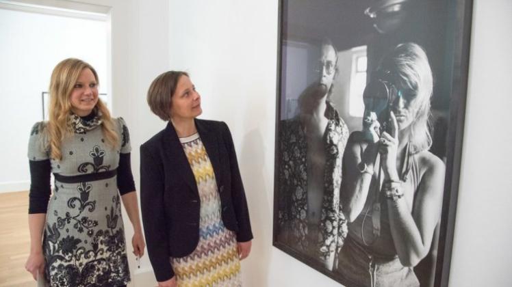 Kuratorin Heidrun Mezger (links) und Galerie-Leiterin Annett Reckert begeben sich in der Stätischen Galerie auf „Spurenlese“ Das Konzept der Ausstellung, die am Freitagabend eröffnet wurde, überzeugt. 
