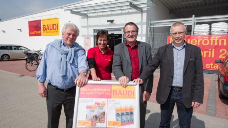 Sie freuten sich über den Startschuss: von links Ratsherr Peter Stemmler (UAD), Ingeborg Kaufmann (BAUDI-Filialleiterin), Ratsherr Detlef Roß (SPD) und Manfred Hellmers (Geschäftsführer der BAUDI-Kette mit Zentrale in Großefehn). 