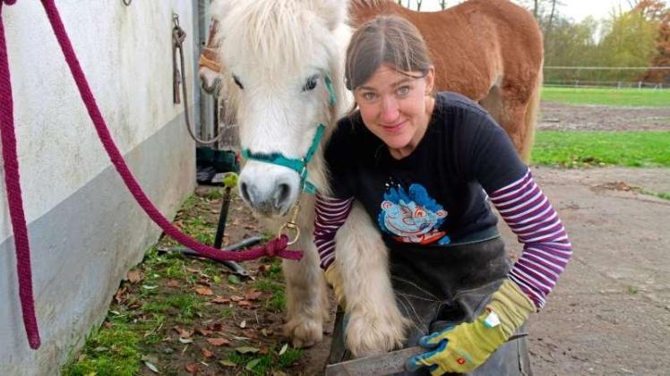 Mit der Raspel entfernt Barbara Uecker Horn an der Außenseite des Hufs. Hier behandelt sie eines ihrer drei Pferde, das Mini-Shetlandpony Jamie. 