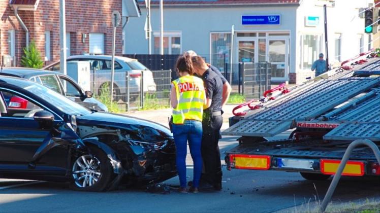 Schwer beschädigt ist das Auto eines 52-jährigen Delmenhorsters, der am Montagabend einen Autotransporter rammte. 