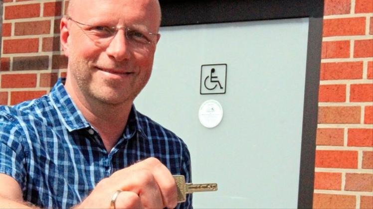 Carsten Bäumer ist seit einer Tumorerkrankung im Alter von 18 Jahren auf Gehhilfen angewiesen. Auch er benutzt einen Euro-WC-Schlüssel, durch den er europaweit Zugang zu mehr als 12.000 behindertengerechten Toilettenanlagen hat. Ein solches gibt es jetzt auf seine Initiative hin auch am Frerener Rathaus. 