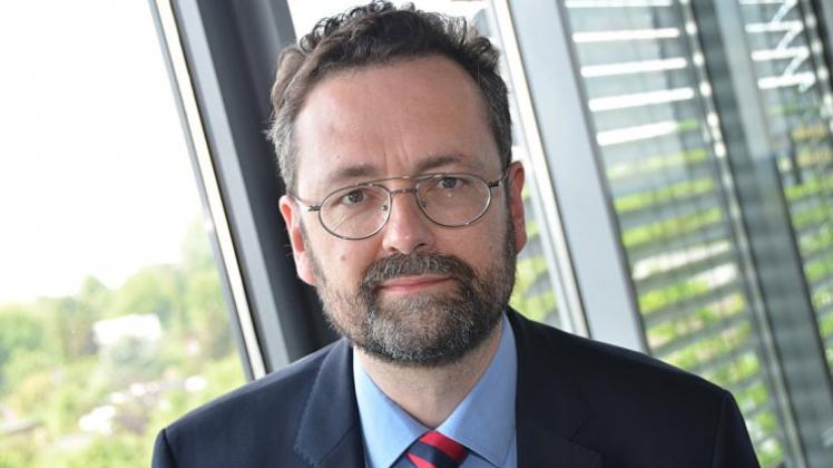 Hermann Heußner ist Professor für Öffentliches Recht und Recht der Sozialen Arbeit an der Hochschule Osnabrück. Er ist verheiratet und hat drei Kinder. 