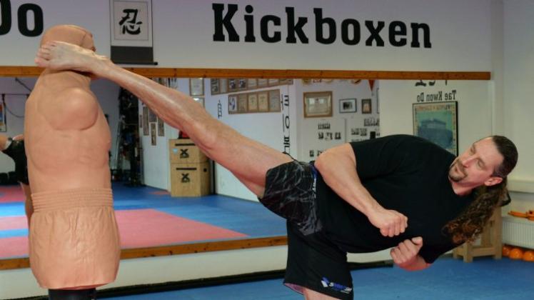 Viel Disziplin: Kickboxer Oliver Schawe fährt trotz eines Kreuzbandrisses zur WM nach Portugal. Archivfoto: Helmut Kemme