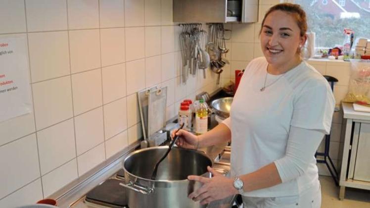 Eine Allrounderin im Haushalt: Anna Eissing aus Papenburg hat eine Ausbildung zur Hauswirtschafterin absolviert und arbeitet nun im „Haus Fresena“ in Weener. 