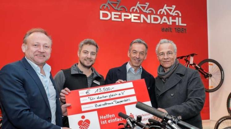 Eine Spende in Höhe von 13 500 Euro  für Chancengleichheit beim Schulstart: Reinhard Höfelmeyer, Adrian Dependahl, Detlef Dependahl und Klaus J. Behrendt (von links). 