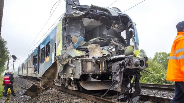 In Ibbenbüren ist eine Westfalenbahn mit einem Gülletransporter kollidiert. Zwei Menschen sind bei dem Unglück ums Leben gekommen. 